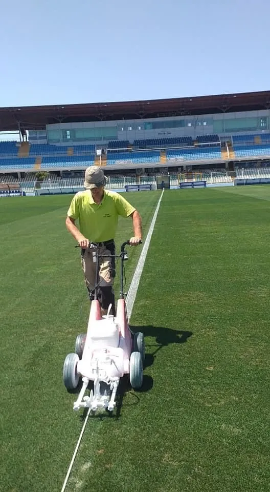 <h3 class="el-title uk-margin-top uk-margin-remove-bottom">Vernice per campo da calcio</h3>